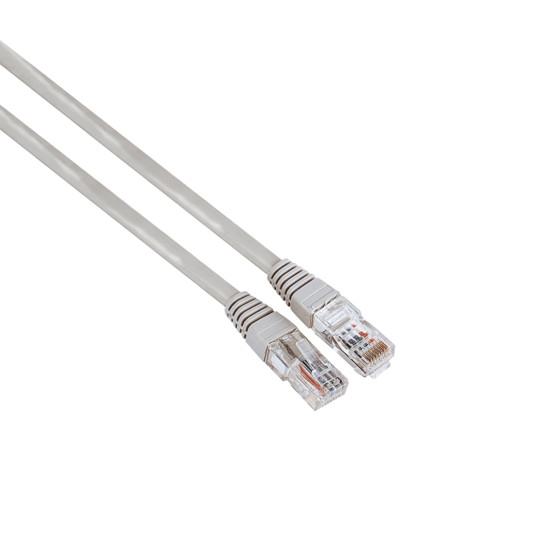 Deux câbles réseau gris avec connecteurs RJ45. Ils sont placés sur un fond blanc.