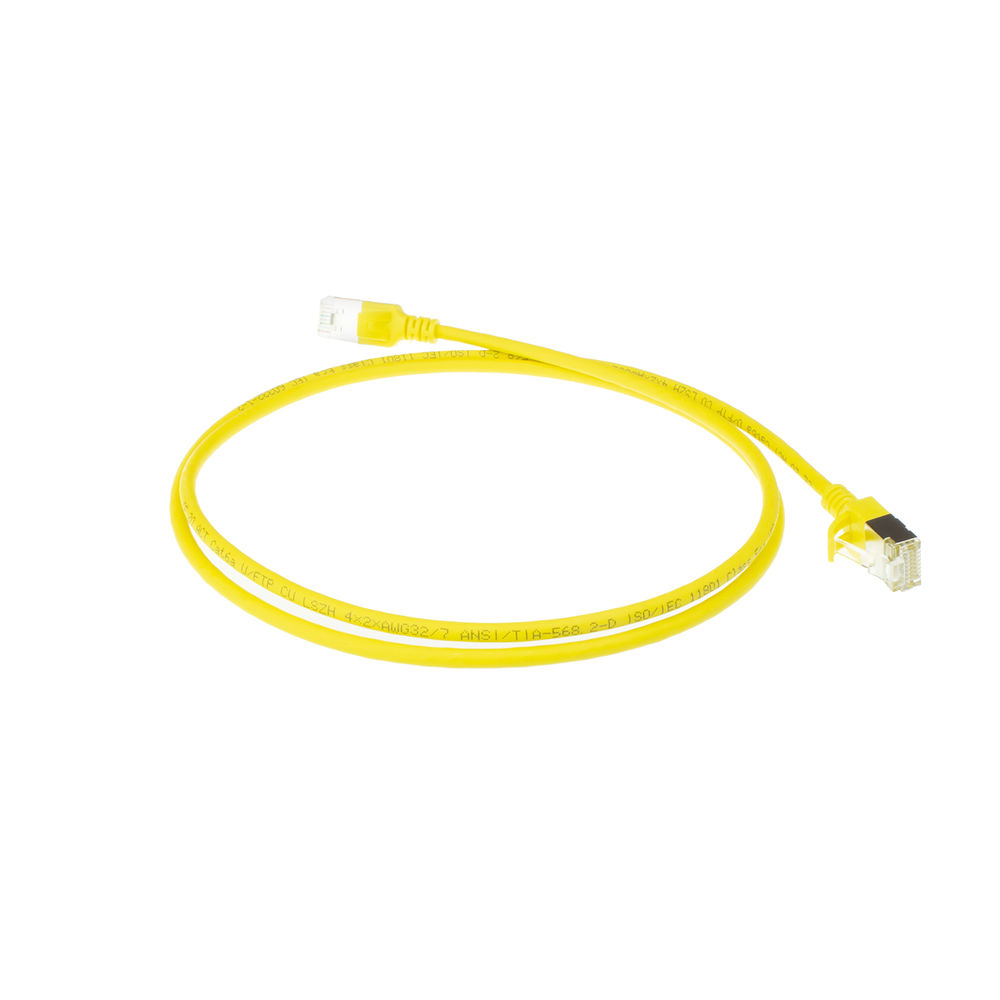Un cavo Ethernet giallo. Ha connettori a entrambe le estremità, su una superficie bianca. Testo sul cavo.