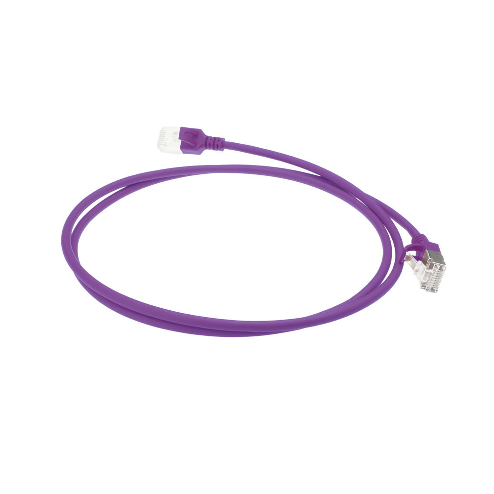 Cavo ethernet viola con connettori, su sfondo bianco. Il cavo è arrotolato.