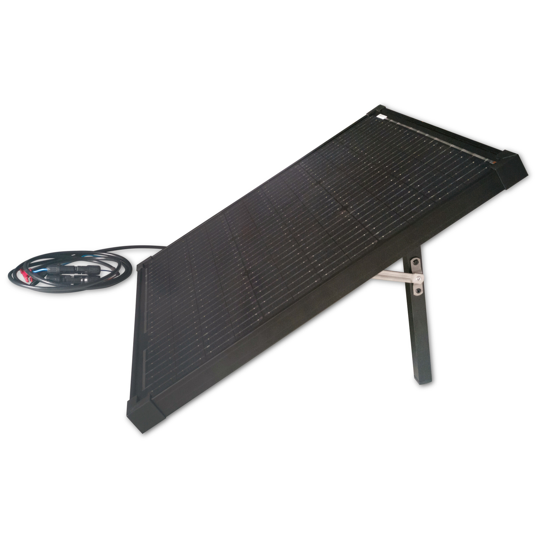 Panel słoneczny. Czarny panel na czarnym stojaku. Czarny kabel przymocowany. Białe tło.