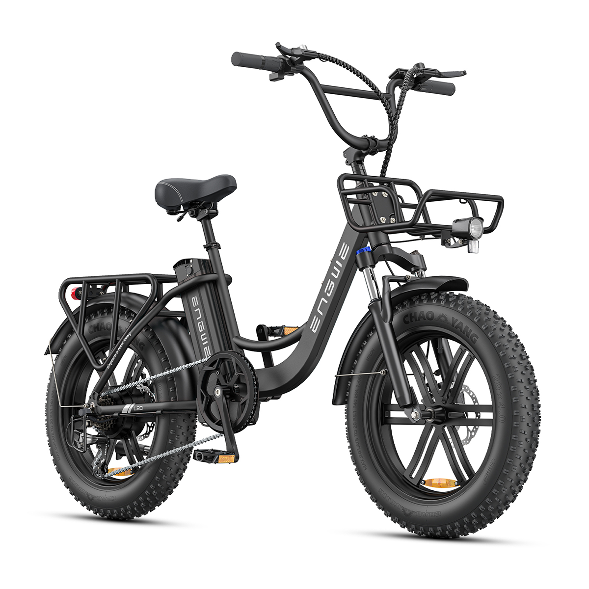 Bicicletta elettrica nera con cestino, luci e pneumatici spessi, su sfondo bianco.
