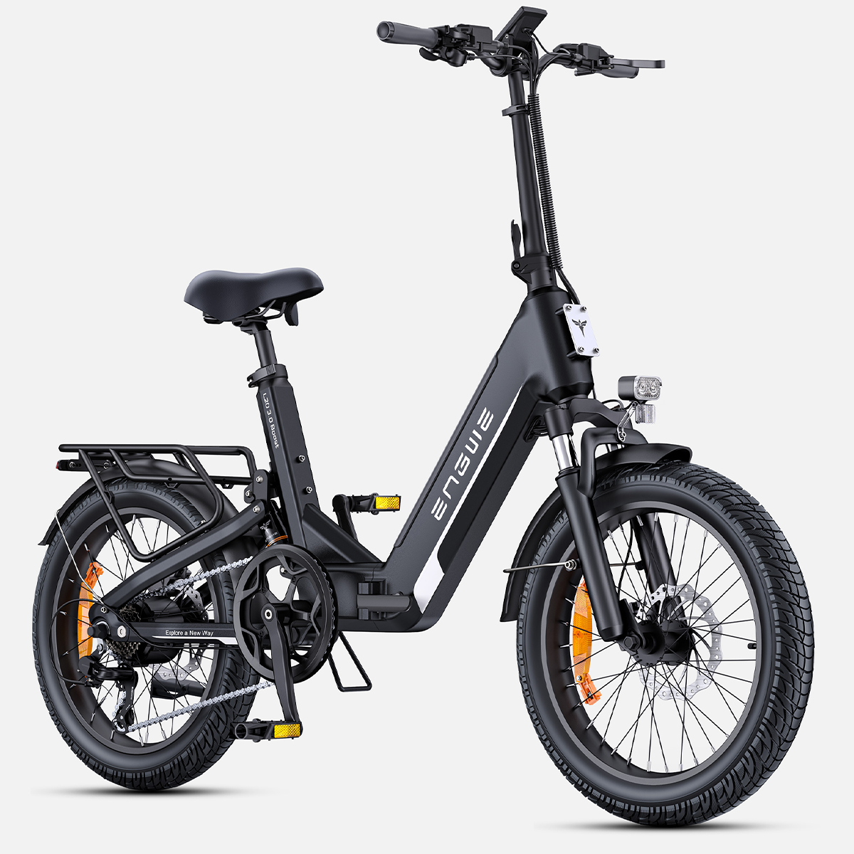 Bicicletta elettrica nera, vista frontale. Ha un cestino, luci e portapacchi. Sfondo bianco.