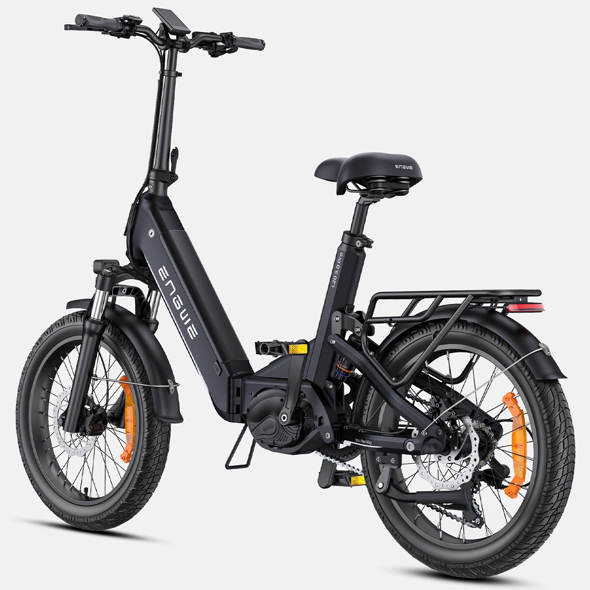 Una bici elettrica nera con dettagli arancioni, con telaio nero e pneumatici grandi.