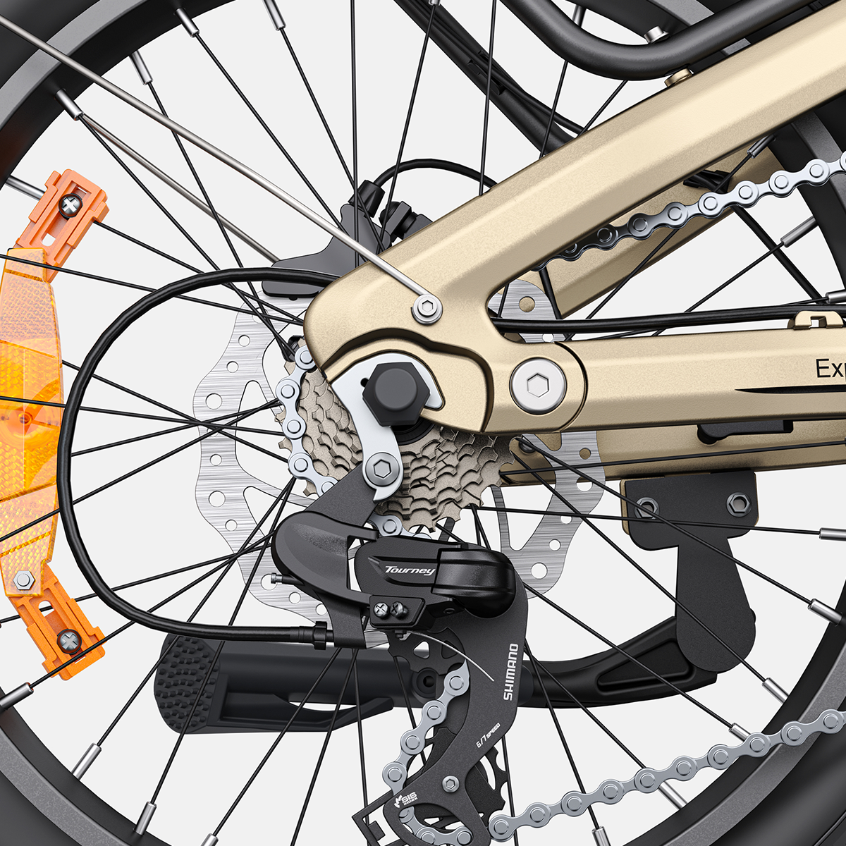 Primo piano della ruota posteriore di una bicicletta, telaio dorato, ingranaggi, catena e cinghia di sicurezza arancione.