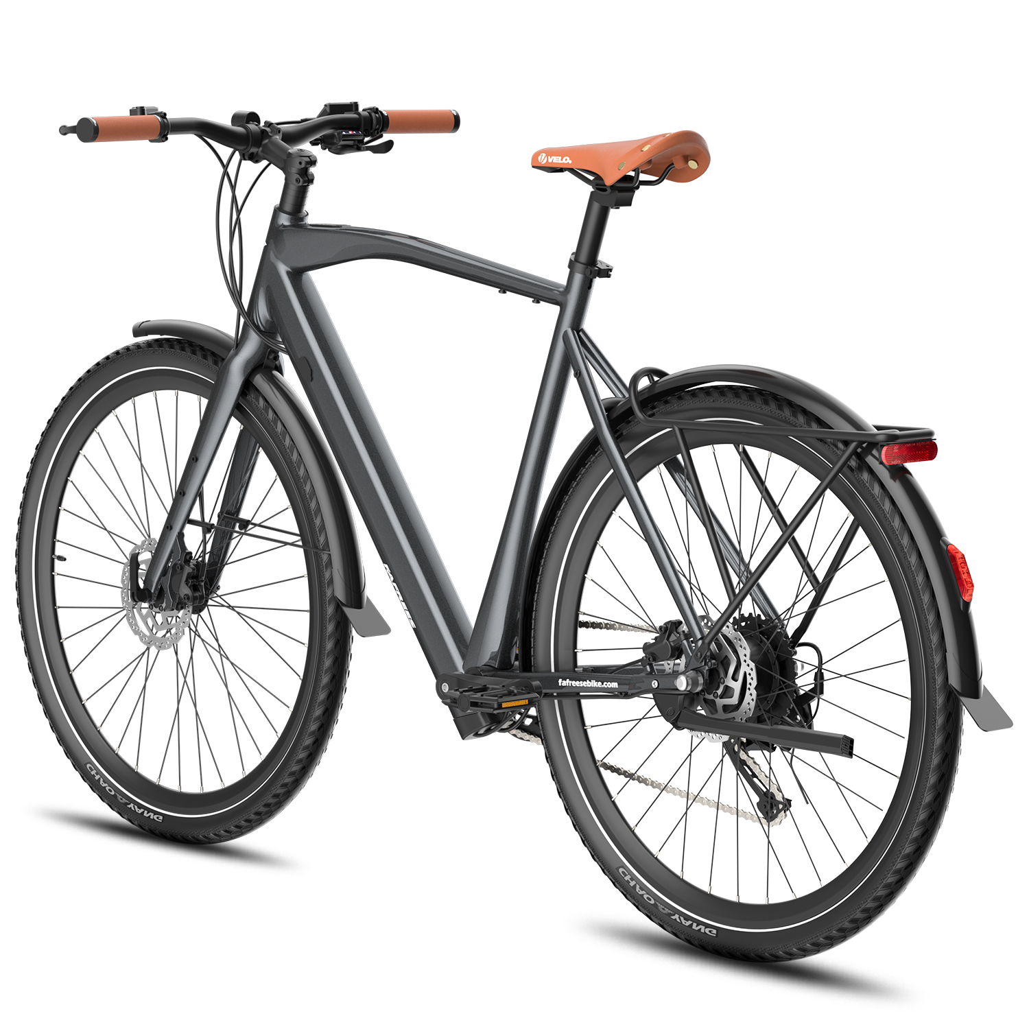 Bicicleta eléctrica gris sobre fondo blanco. La bicicleta tiene asiento y manillar marrones.
