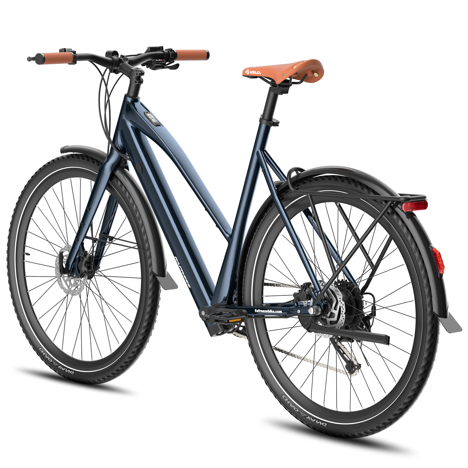 Bicicleta eléctrica azul, vista trasera, con asiento y manillar de cuero marrón.