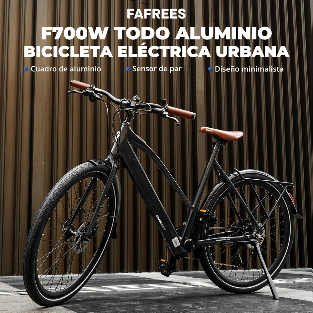 Bicicleta eléctrica negra con texto en español. La bicicleta es negra con asiento y manillar marrones.