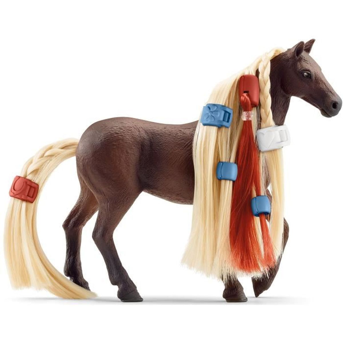 Spielzeugpferd mit weißen, roten und blauen Haaraccessoires. Zöpfe und Haarspangen sind sichtbar.