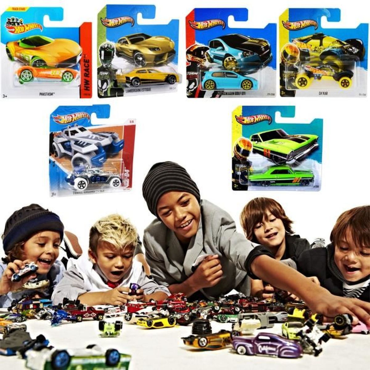 Bambini che giocano con macchinine Hot Wheels, con vari modelli nelle loro scatole.