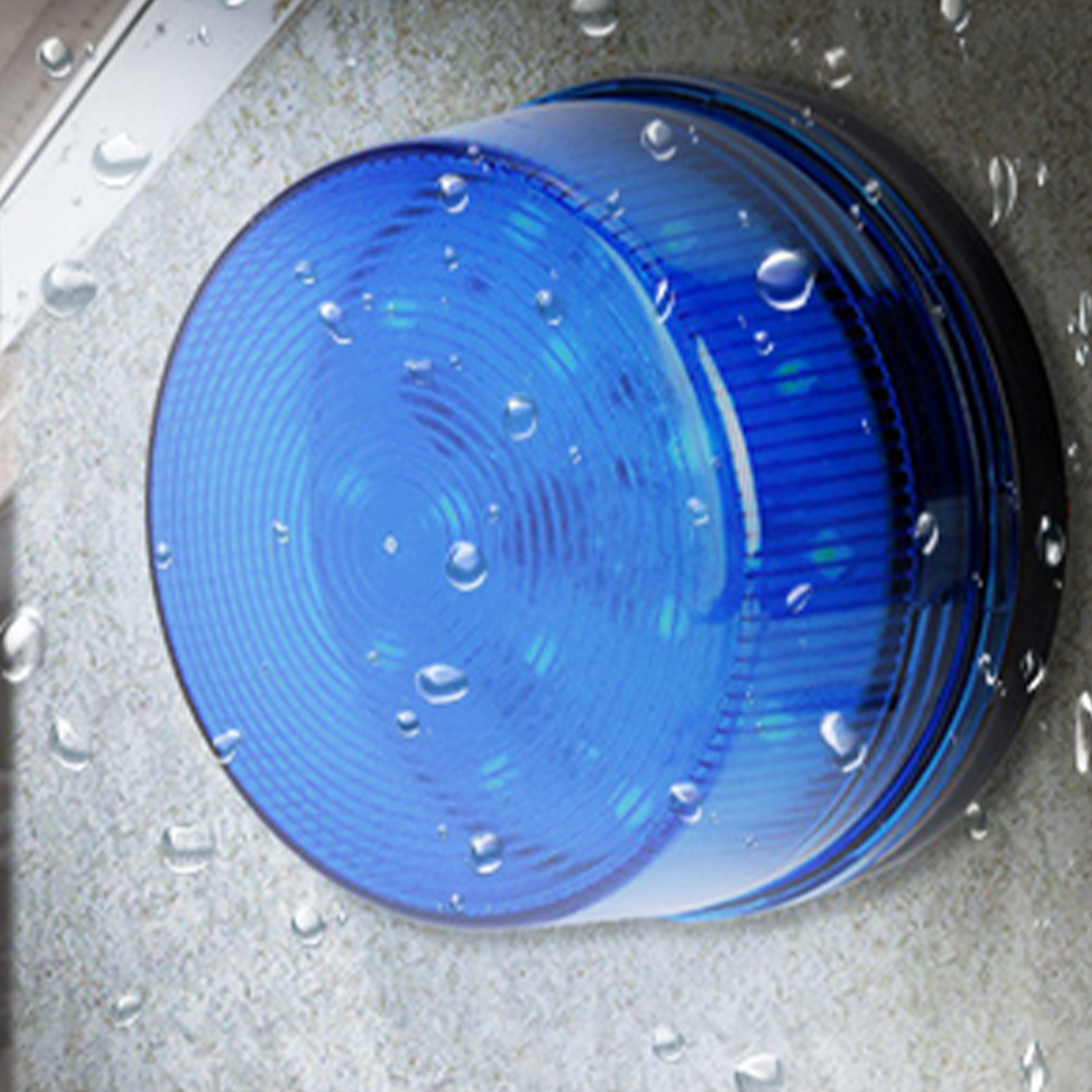 Blaues, rundes, blinkendes Licht mit Wassertropfen darauf.
