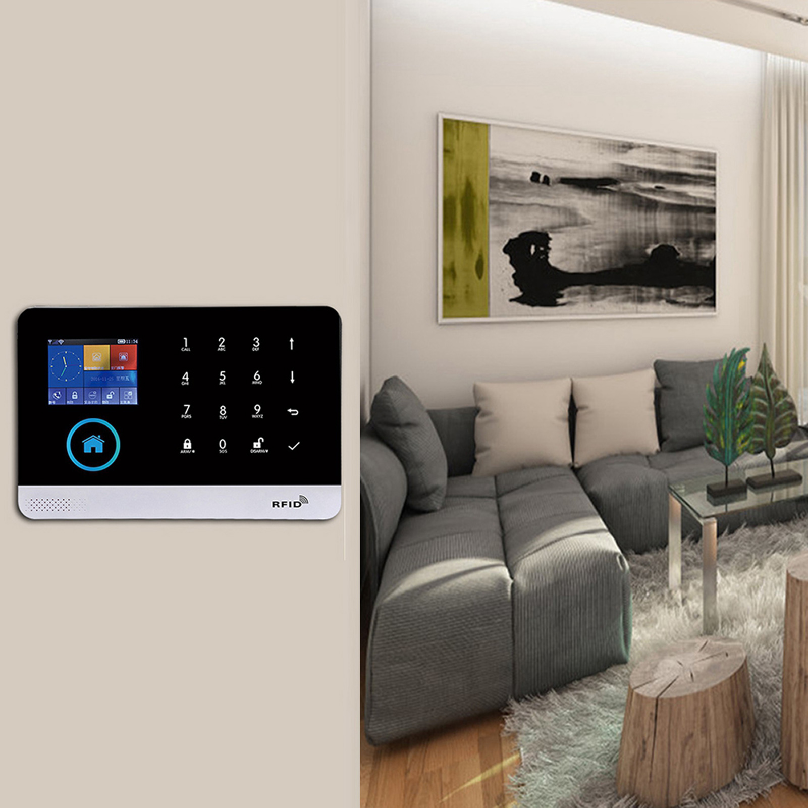 Digitale Sicherheitssystem-Tastatur an einer Wand. Hintergrund: Wohnzimmer mit Sofa und Gemälde.