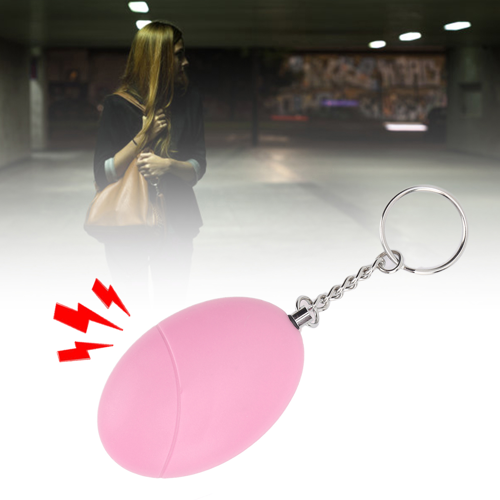 Rosa eiförmiger persönlicher Alarm mit Schlüsselanhänger. Abstrakter Hintergrund mit einer Frau.