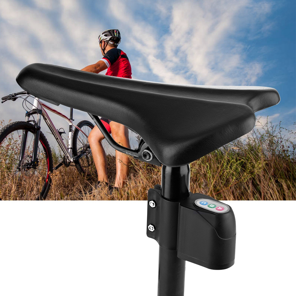 Eine Person in der Nähe eines Mountainbikes mit schwarzem Sattel. Der Himmel ist bewölkt. Ein Bedienfeld ist sichtbar.