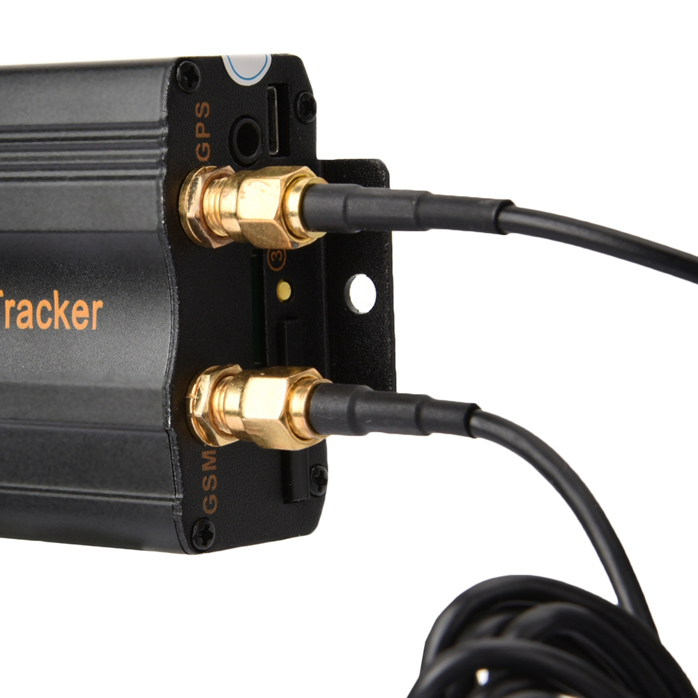 Nahaufnahme eines schwarzen Trackers mit zwei goldfarbenen Anschlüssen, die an schwarzen Drähten befestigt sind.