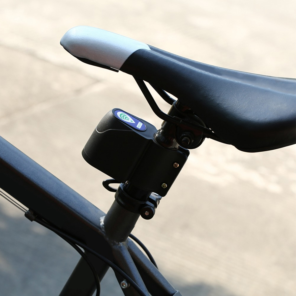 Das Bild zeigt einen Fahrradsattel mit einem schwarzen Gerät. Es ist ein Fahrradzubehör.