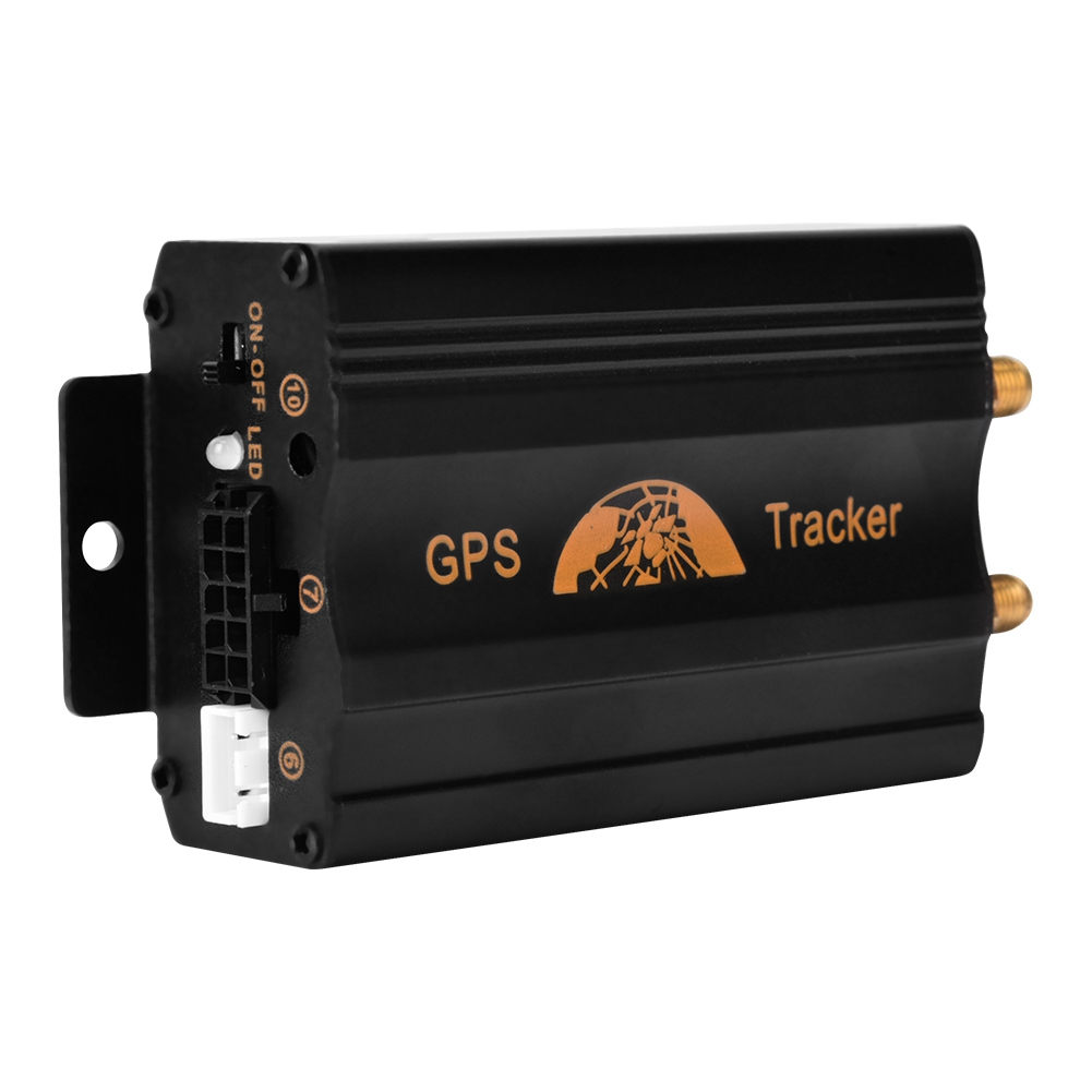 Ein schwarzer GPS-Tracker mit Antennen wird gezeigt. Er hat eine Aufschrift: GPS Tracker. Das Gerät liegt auf weißem Grund.