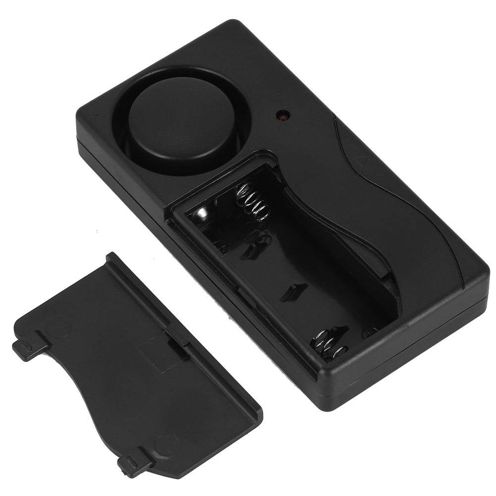 Schwarzes Gerät mit geöffnetem Batteriefach, das leeren Raum und eine entfernte Abdeckung zeigt.