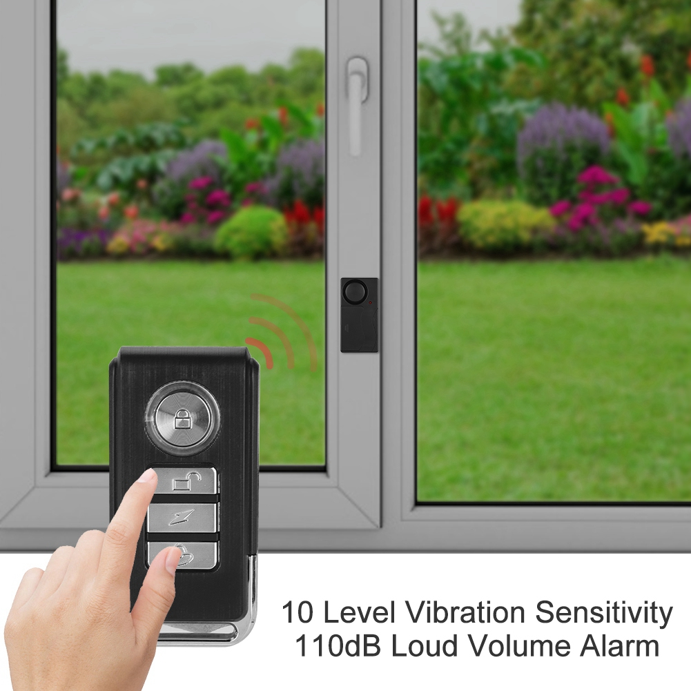 Hand hält Fernbedienung und schwarzen Sensor an Tür. Text: „10 Level Sensitivity“.