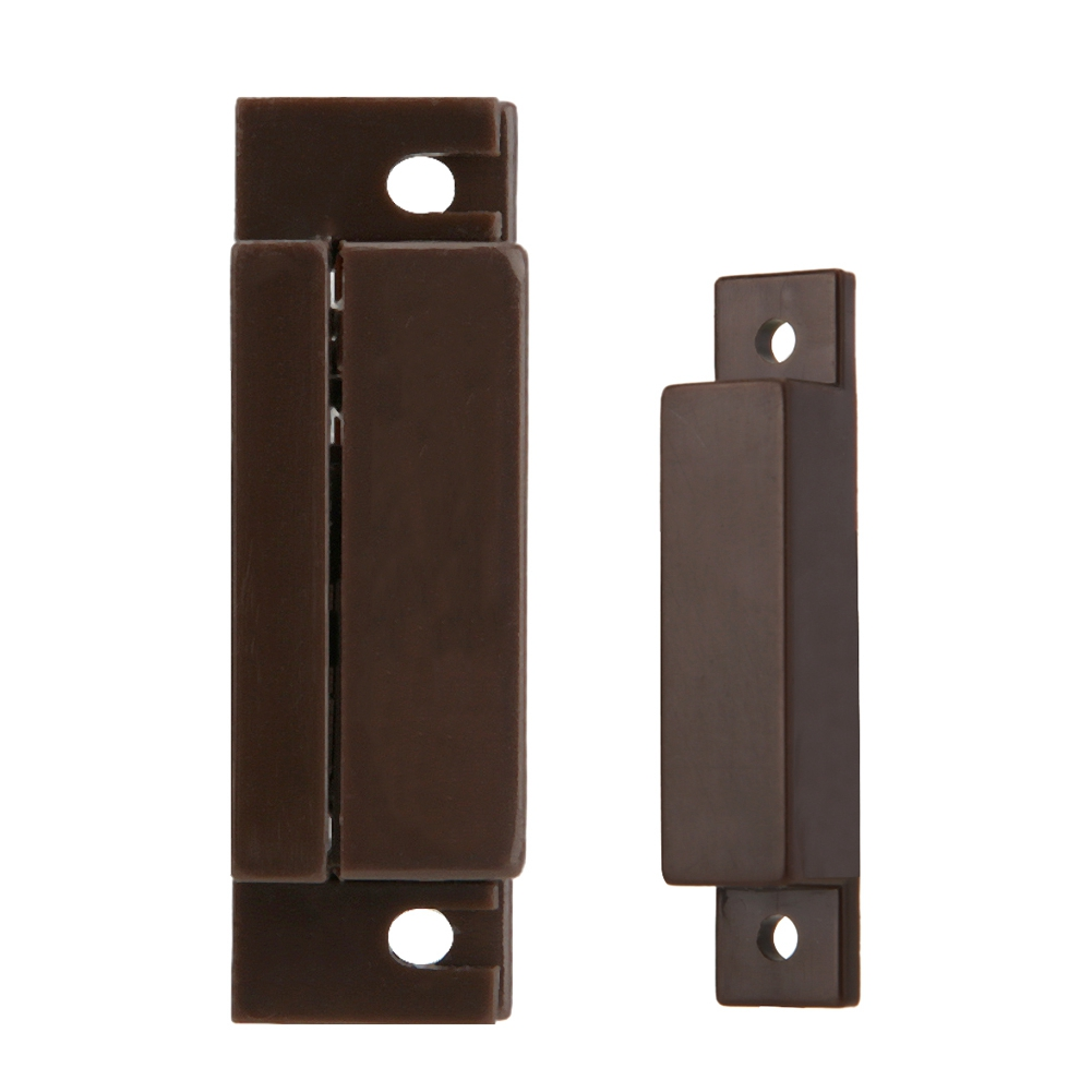 Zwei braune magnetische Tür- oder Fenstersensoren. Ein Sensor ist am anderen befestigt. Der Hintergrund ist weiß.