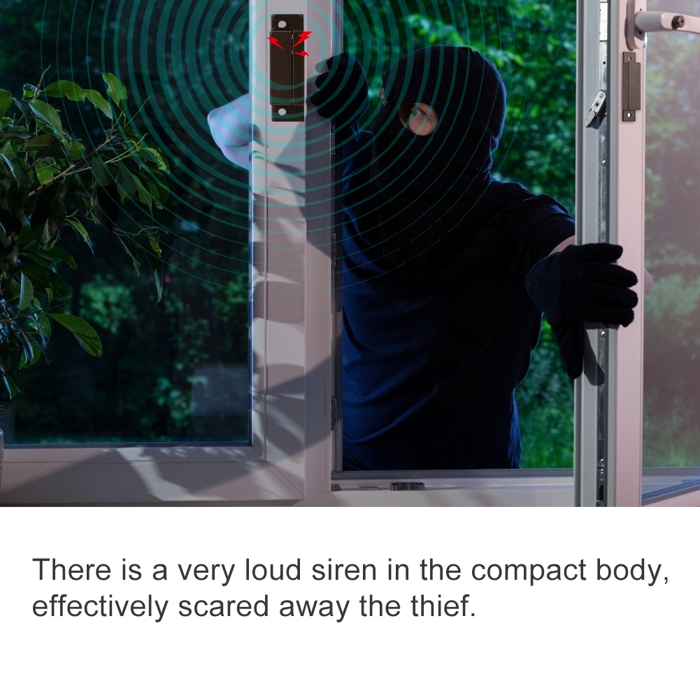 Ein Einbrecher mit schwarzer Maske versucht, durch ein Fenster in ein Haus einzudringen. Ein Alarm wird aktiviert.