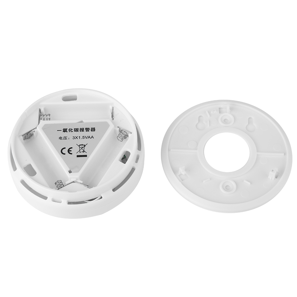 Ein weißer Rauchmelder mit Batterien und separater Abdeckung auf weißem Hintergrund.