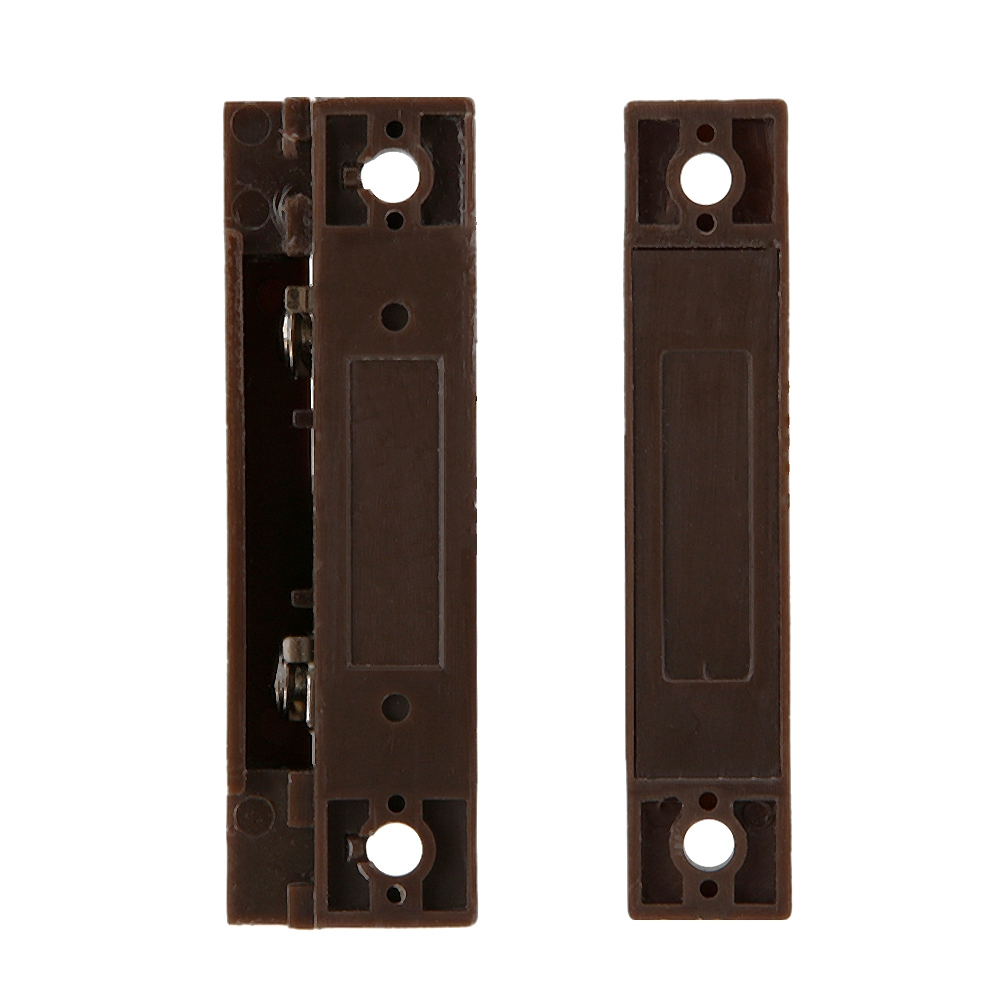 Zwei braune magnetische Türsensoren auf weißem Hintergrund. Jeder hat Löcher und eine rechteckige Form.