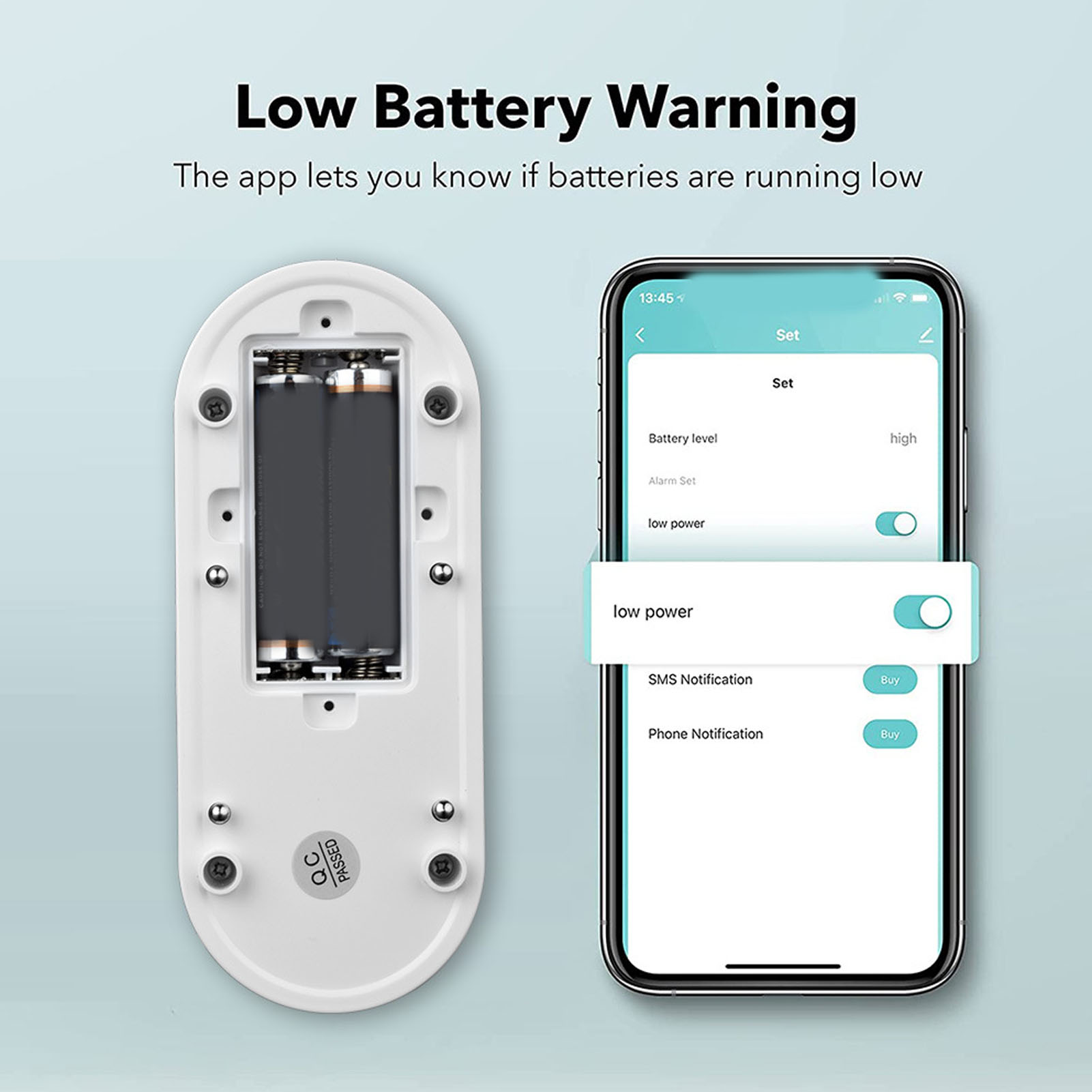 Weißes Gerät mit Batterien und ein Telefon, das eine Energiespar-Einstellung auf dem Bildschirm zeigt.