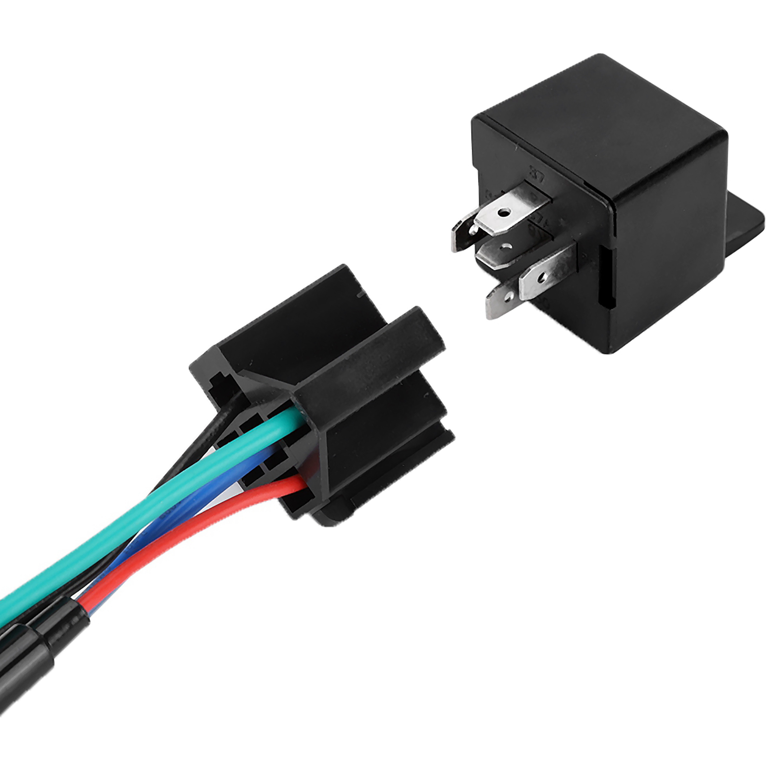 Ein schwarzer elektrischer Stecker mit farbigen Drähten und ein schwarzes Relais rechts.