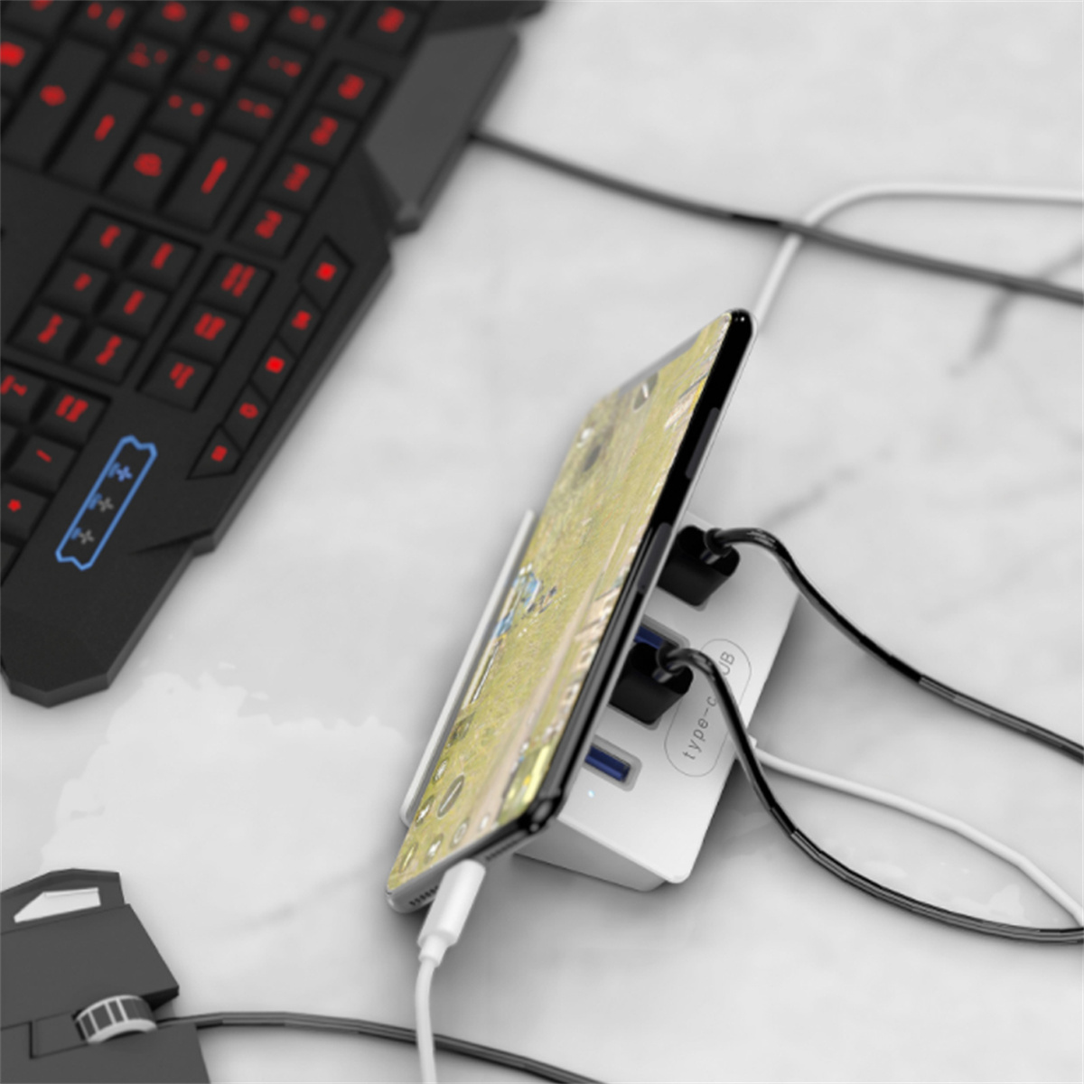 Telefon mit einem weißen Hub verbunden. Tastatur und Maus sind ebenfalls sichtbar. Text lautet 'Type-C HUB'.