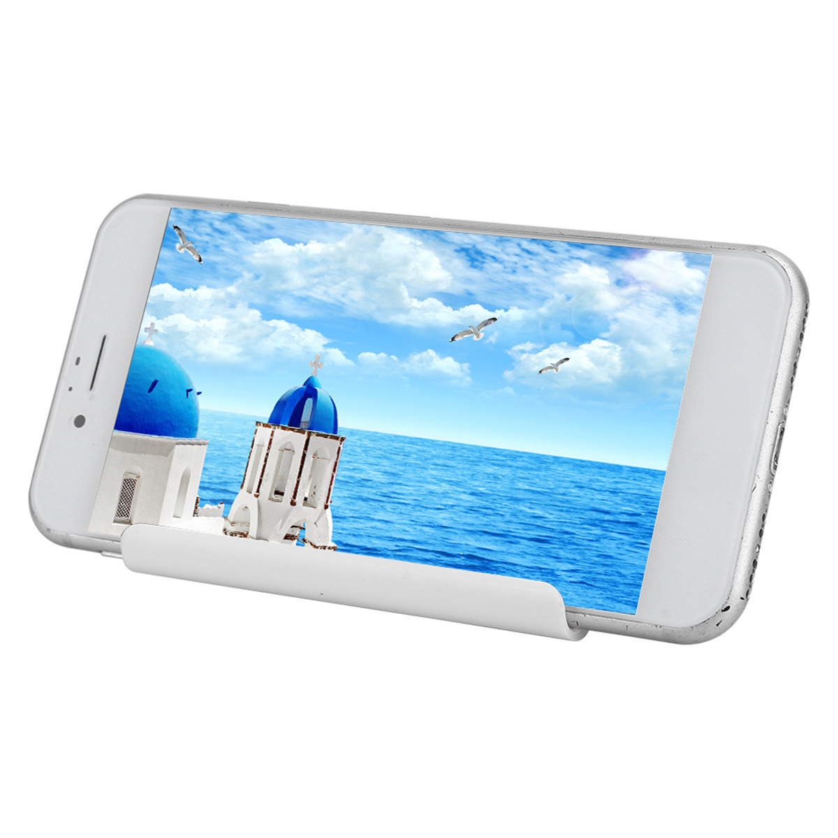 Smartphone zeigt Küstenansicht. Blaues Wasser, weiße Gebäude und Möwen.