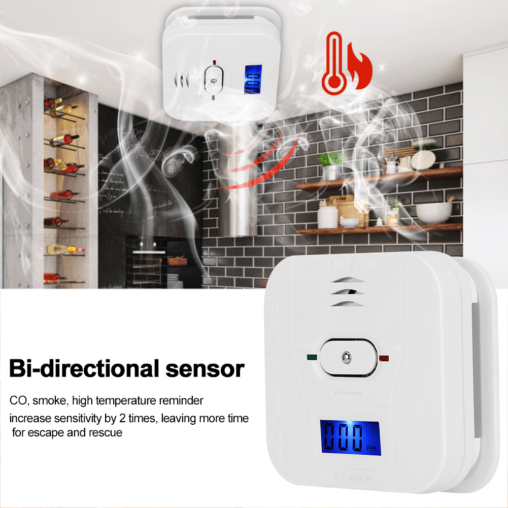 Weißer Rauchmelder mit Digitalanzeige. Rauch und Flammen sind im Bild dargestellt.