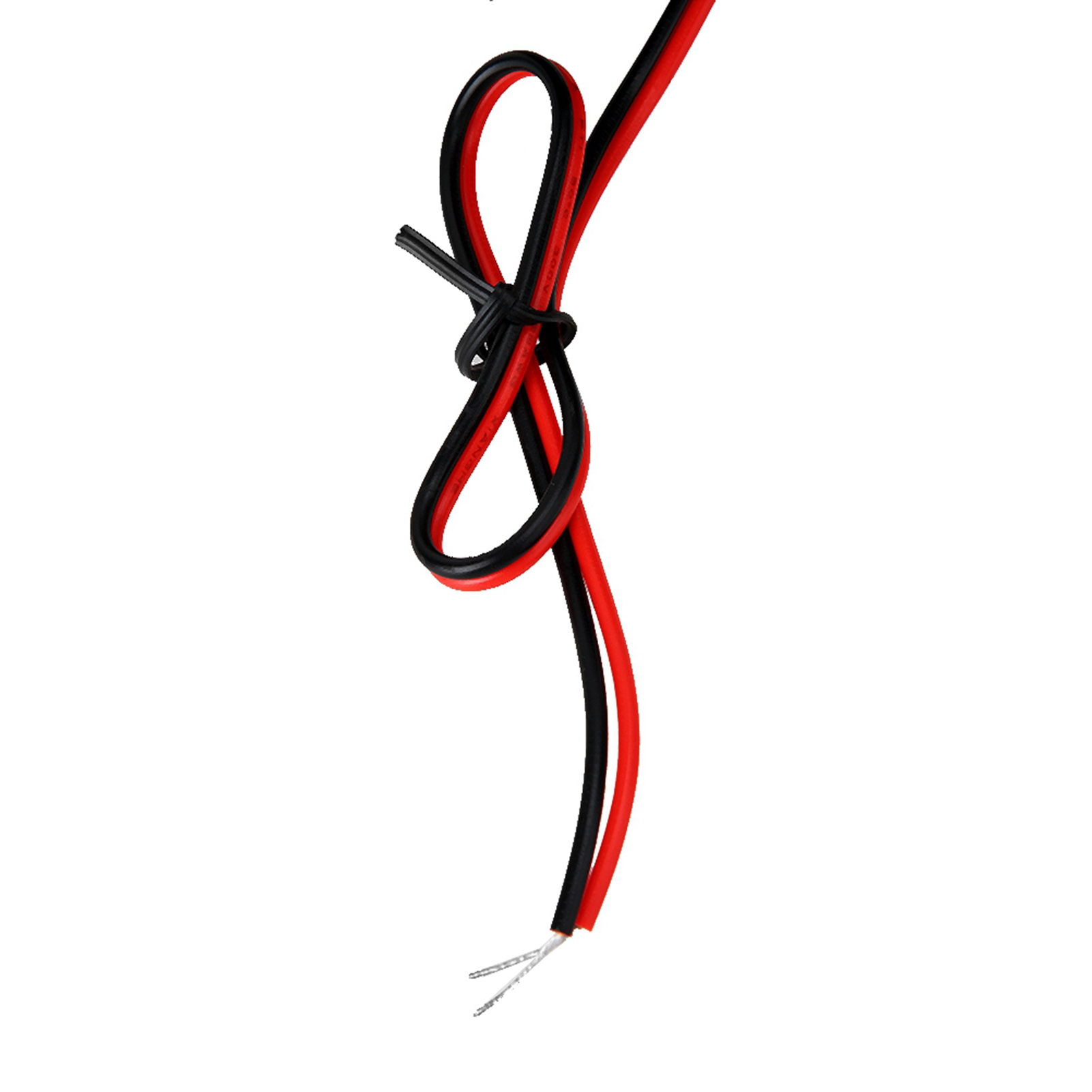 Zwei elektrische Kabel, schwarz und rot, sind zu einem Knoten zusammengebunden. Der Hintergrund ist weiß.