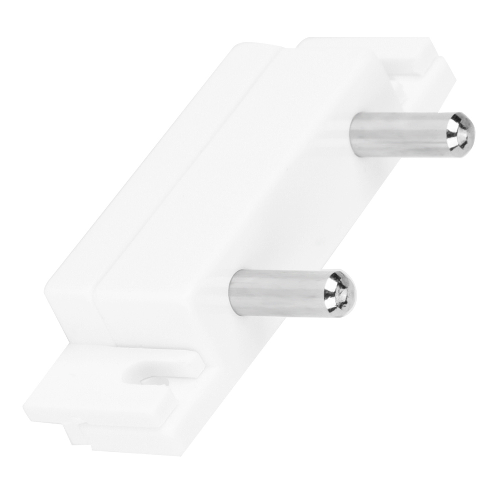 Weißer Kunststoffstecker mit zwei silbernen Stiften. Schräge Ansicht, schlichter weißer Hintergrund.