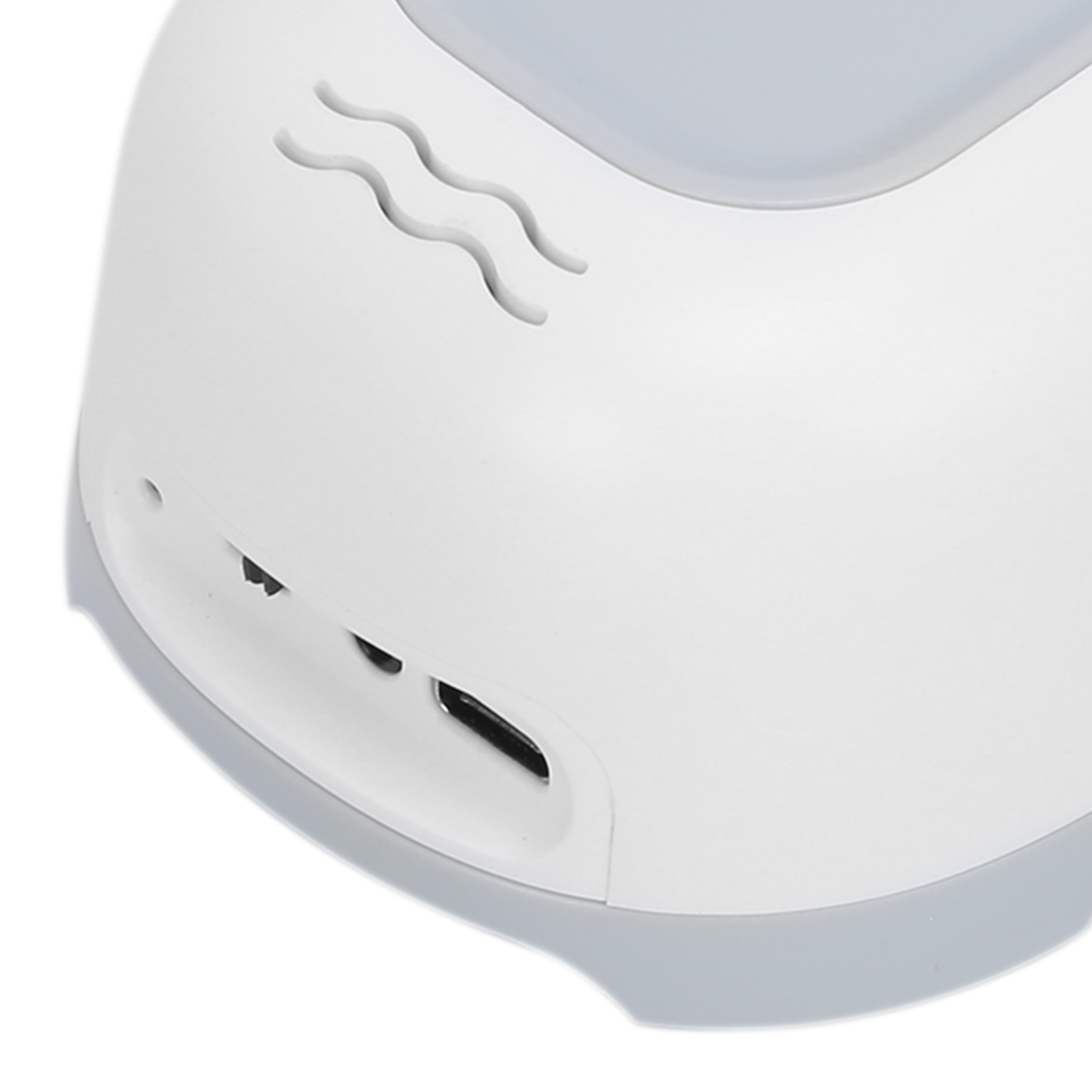 Weißes Gerät mit Öffnung. Text: Weißes Gerät mit USB-Anschluss.