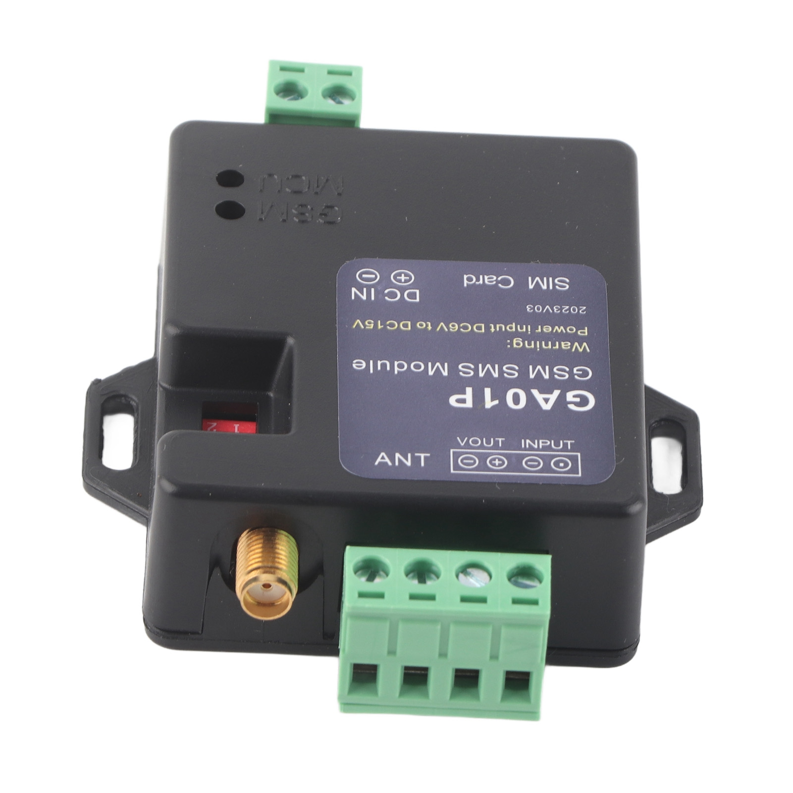 Ein schwarzes GSM-SMS-Modul mit grünen Anschlüssen und einem SIM-Karten-Slot. Es hat Text und Etiketten.