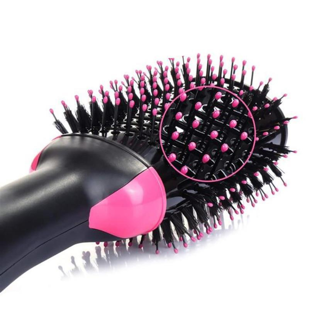 Schwarze und rosa Haartrocknerbürste mit vergrößerter Ansicht von rosa Borsten auf weißem Hintergrund.