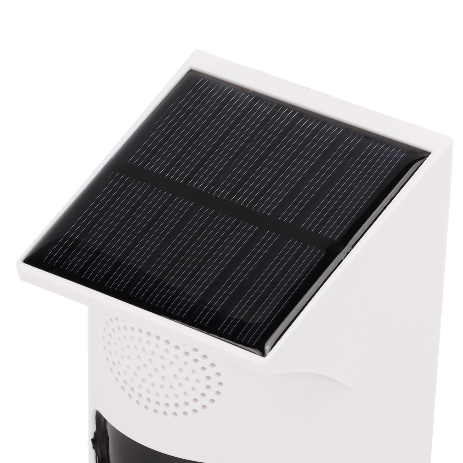 Weißes Gerät mit schwarzem Solarpanel und Lautsprecherlöchern, zum Betrachter geneigt.