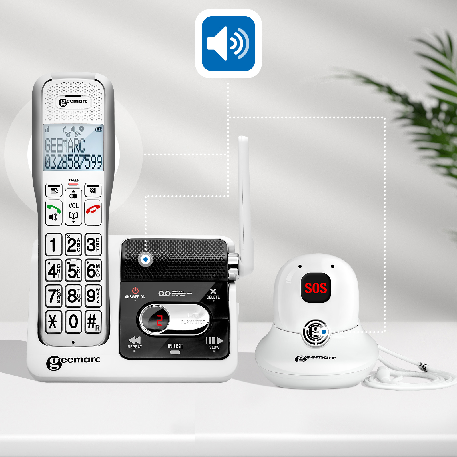 Ein Festnetztelefon, eine Basis und ein Anhänger. Das Telefon hat große Tasten und ein Display.