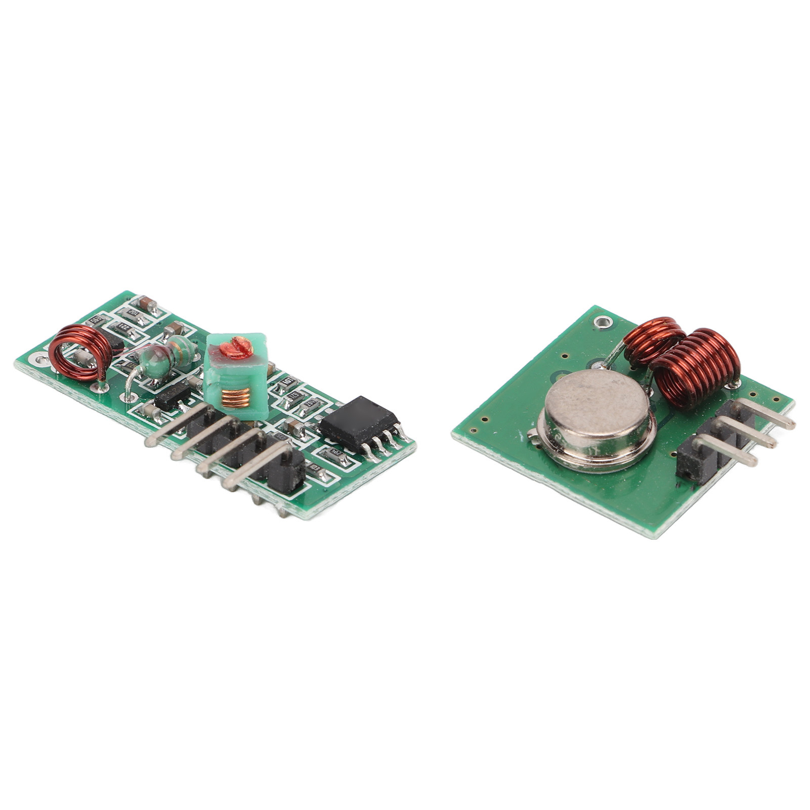 Grüne Leiterplatten mit elektronischen Bauteilen, einschließlich Spulen und Chips.