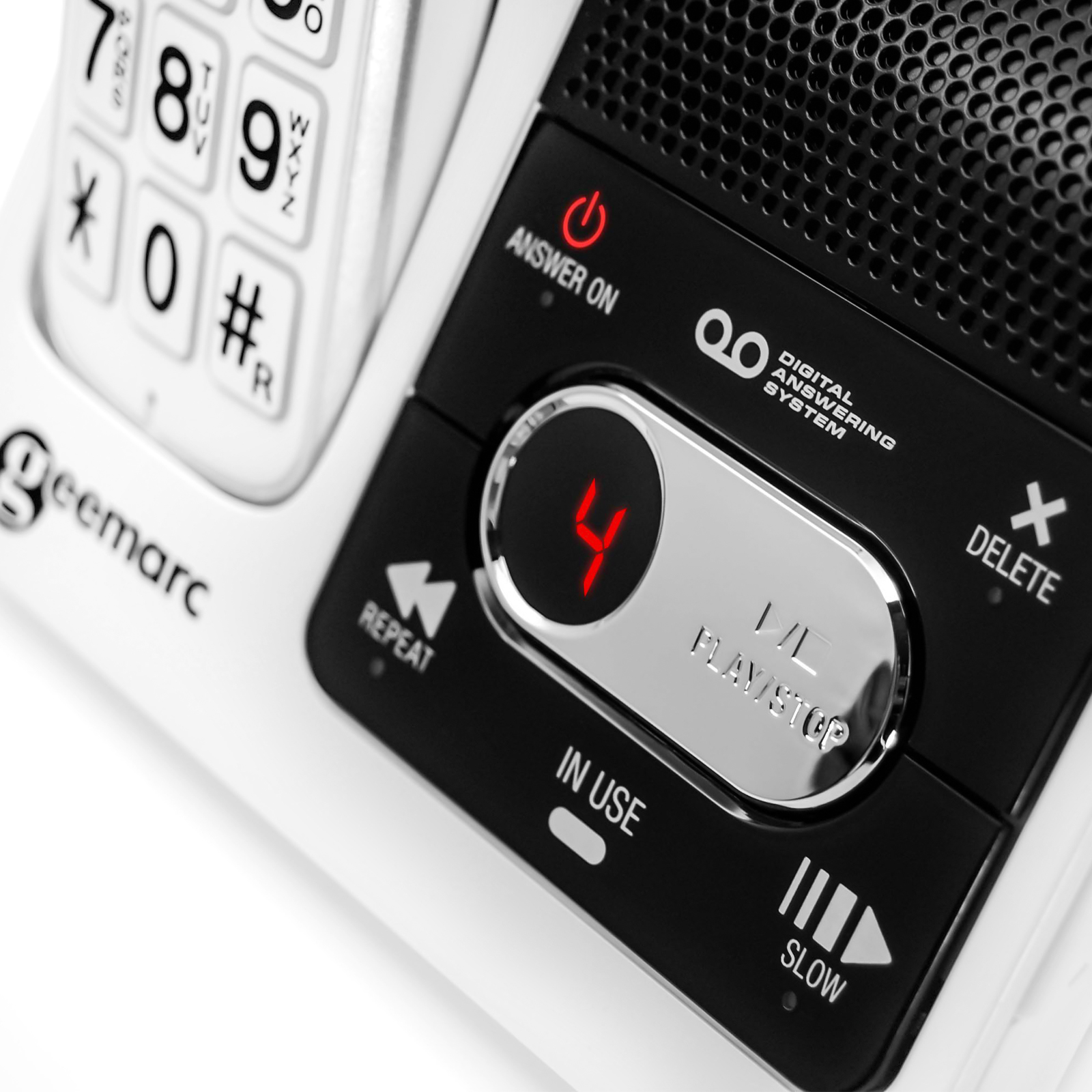 Schwarz-weiße Telefonbasis mit Knöpfen und Display mit roter Nummer 4.