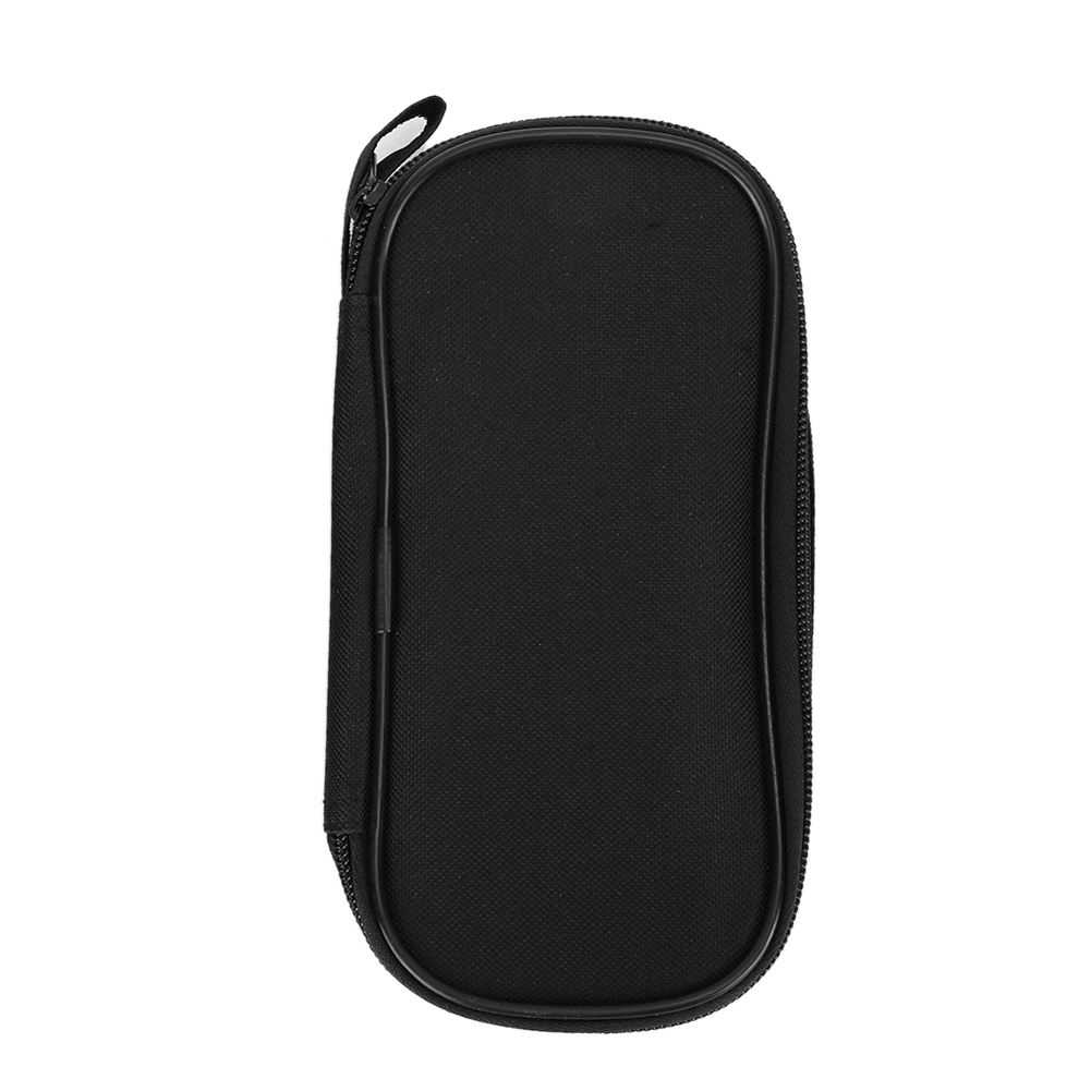 Schwarzes Etui mit Reißverschluss. Rechteckige Form mit gewölbtem Oberteil. Der Reißverschluss verläuft seitlich.