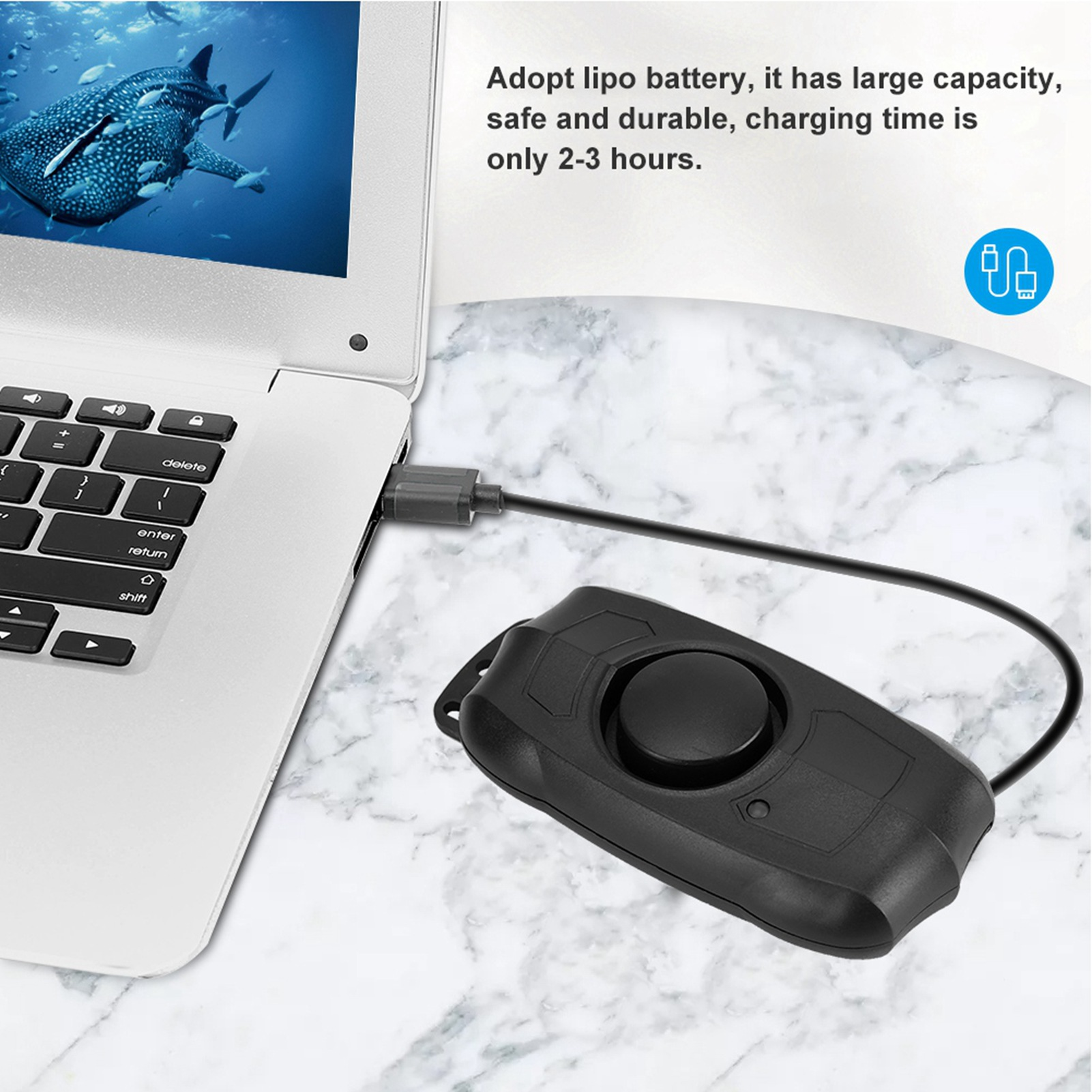 Laptop mit schwarzem Alarmgerät mit Kabel verbunden.