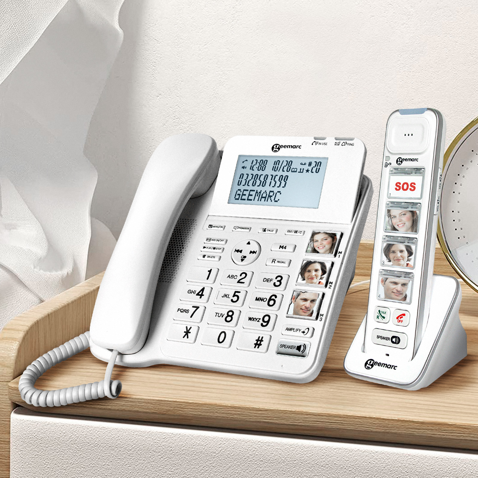 Telefono bianco con schermo, una base e un telefono con pulsante SOS.