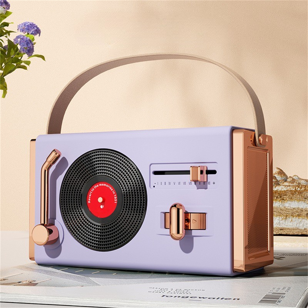 Lila Retro-Radio mit Schallplatte, goldfarbenen Akzenten, einem Griff.