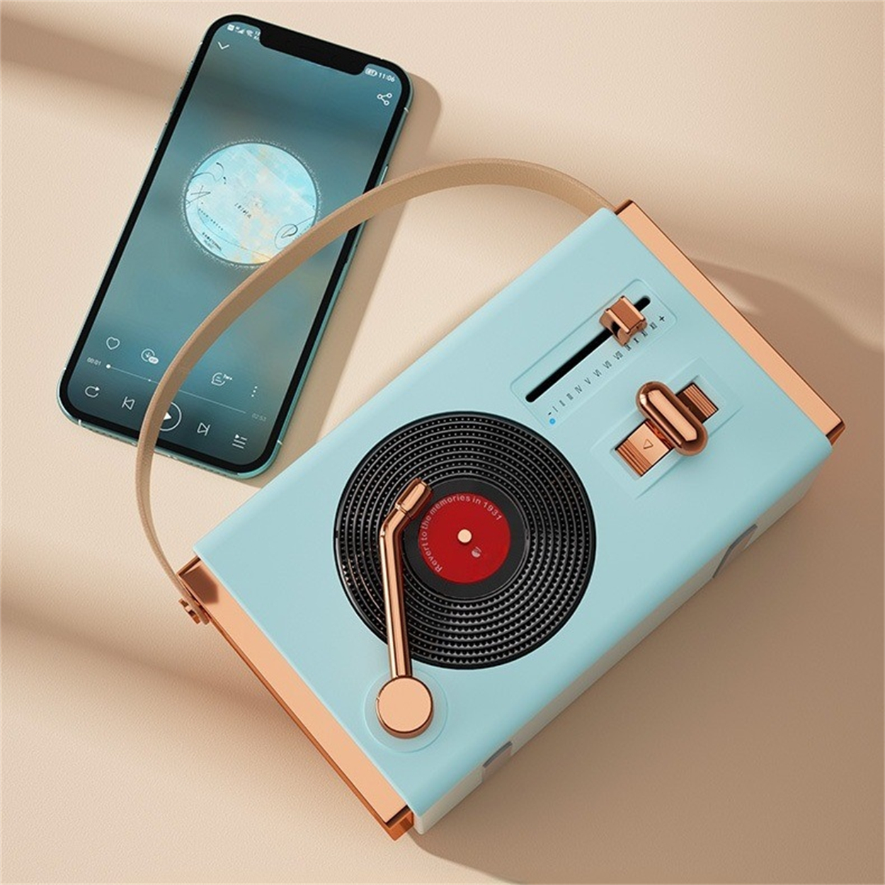 Ein mintfarbener Lautsprecher im Retro-Radiostil mit goldenem Griff und Akzenten und ein Smartphone mit Musik.