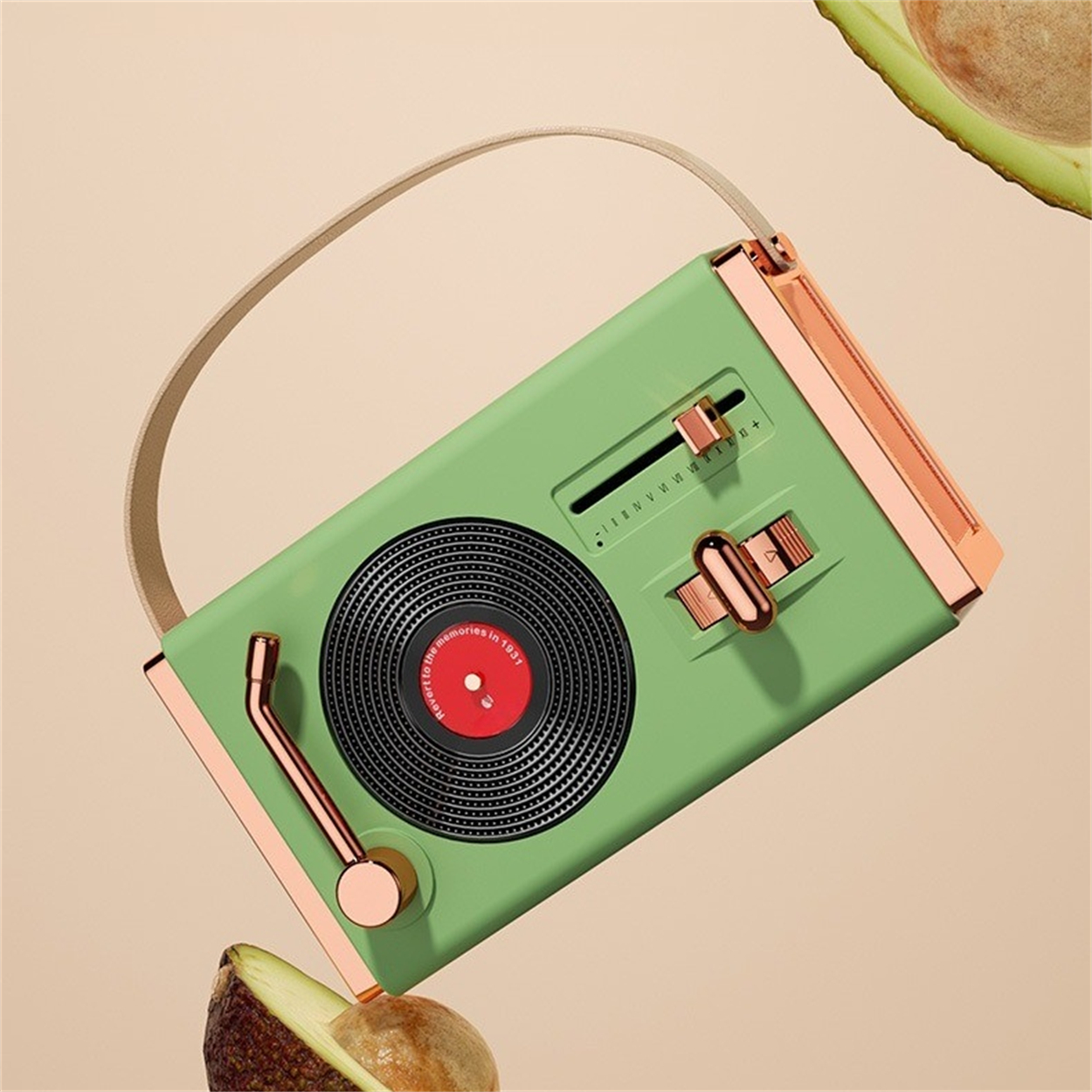 Grüner Lautsprecher im Retro-Stil mit Griff, gefälschter Schallplatte und Avocadoscheiben.
