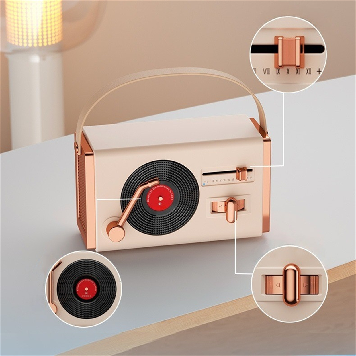 Retro-Radio mit Plattenspieler. Beige- und Roségoldfarben. Bedienelemente und Griff sichtbar.
