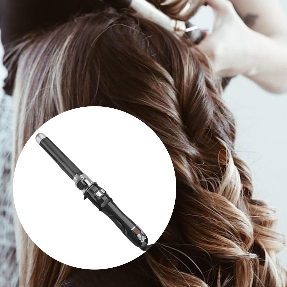 Ein schwarzer Lockenstab mit den Haaren einer Frau im Hintergrund.