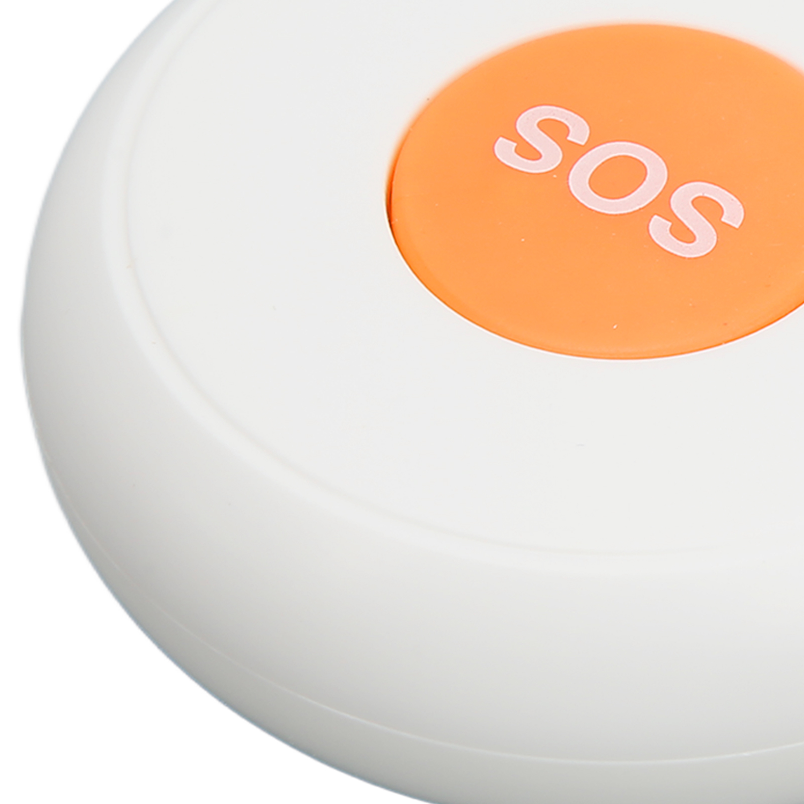 Weißes Gerät mit orangefarbenem SOS-Knopf. Der Knopf ist mittig auf dem Gerät.