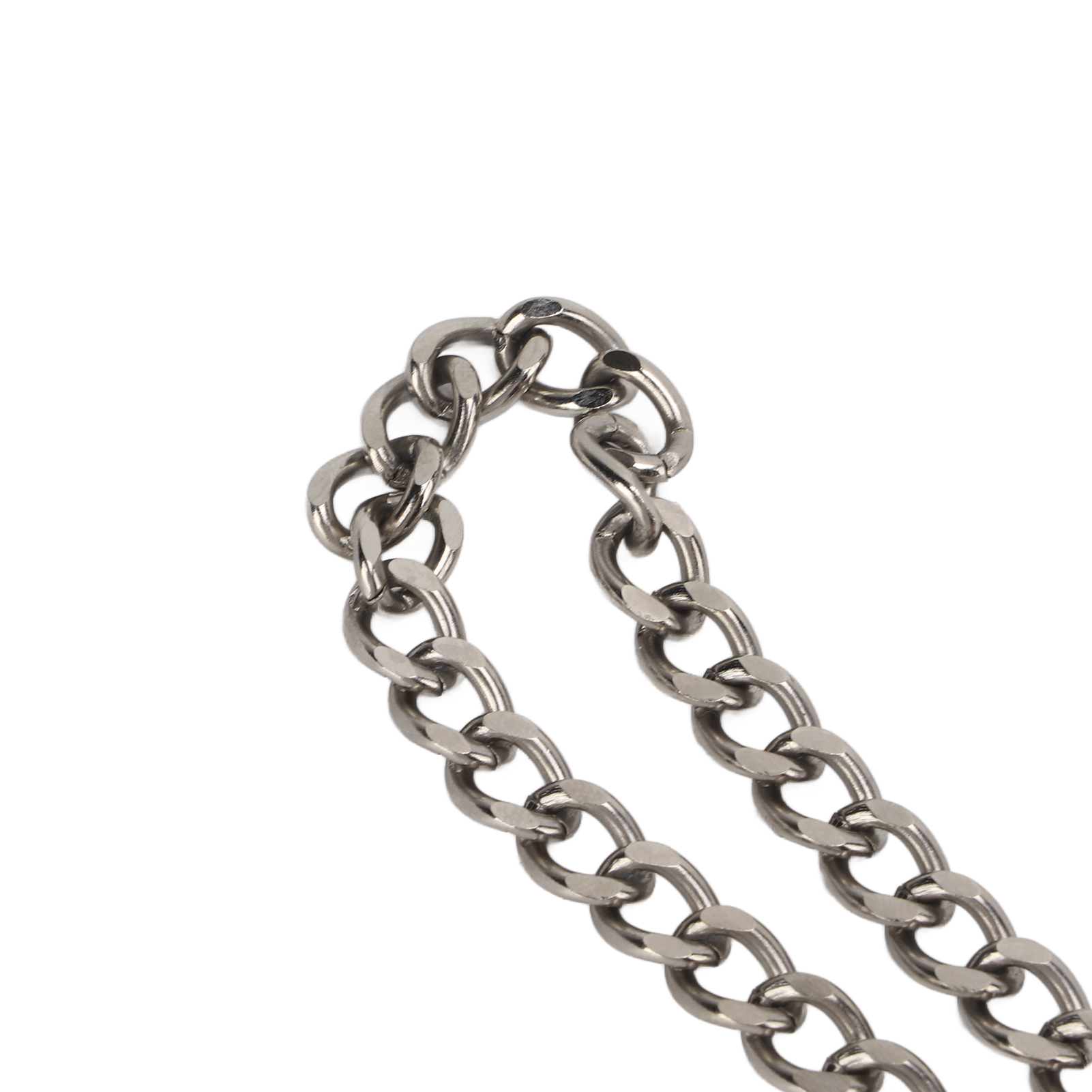 Nahaufnahme einer silbernen Kette mit verbundenen Gliedern auf weißem Hintergrund.